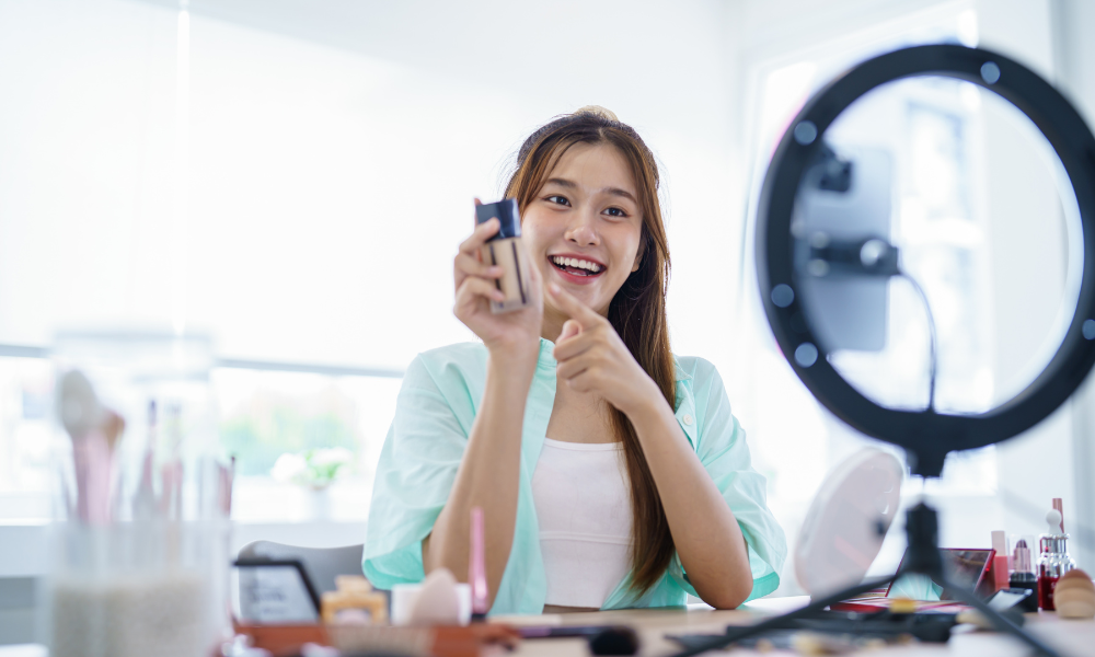 seorang wanita sedang live streaming di rtg agency