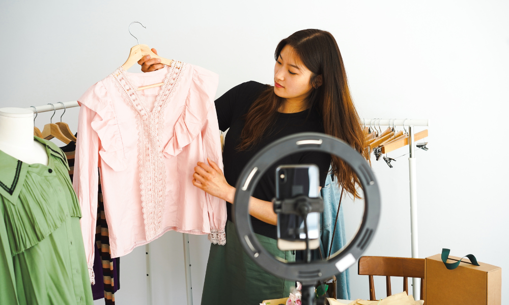 seorang wanita sedang live streaming